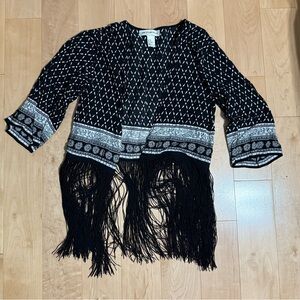 Black and white batwing sleeve open front kimono with fringes.